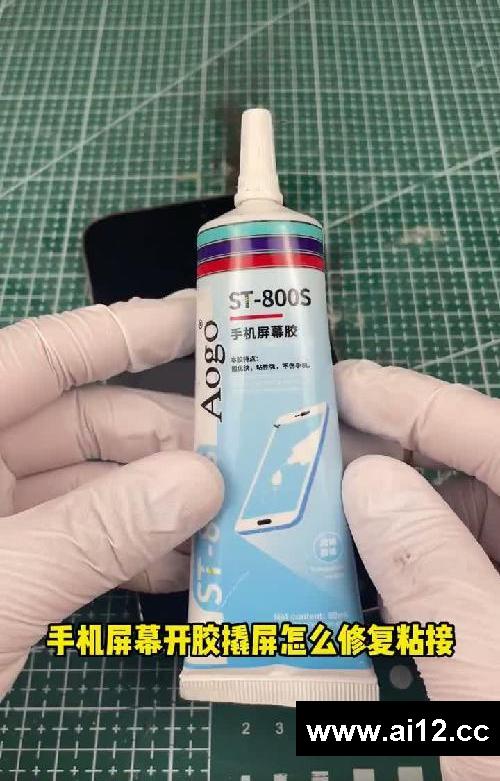 手机屏幕开胶专用维修师傅都是怎么做的?