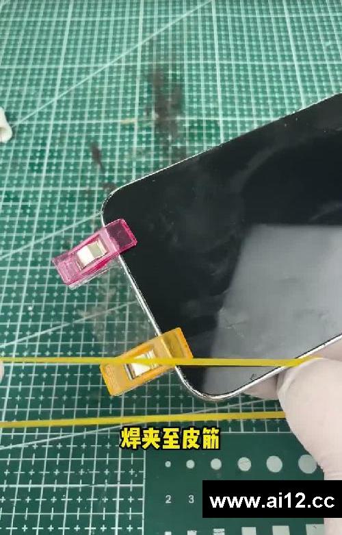 手机屏幕开胶专用维修师傅都是怎么做的?